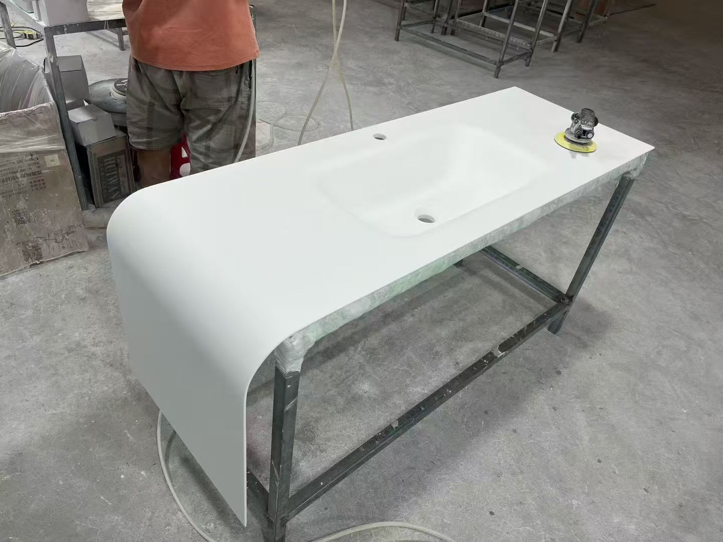 Solid surface basin inspection before packing